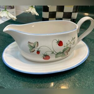 Home BEAUTIFUL Tempting Stoneware Gravy Boat w Plate Strawberry Garden Harvest